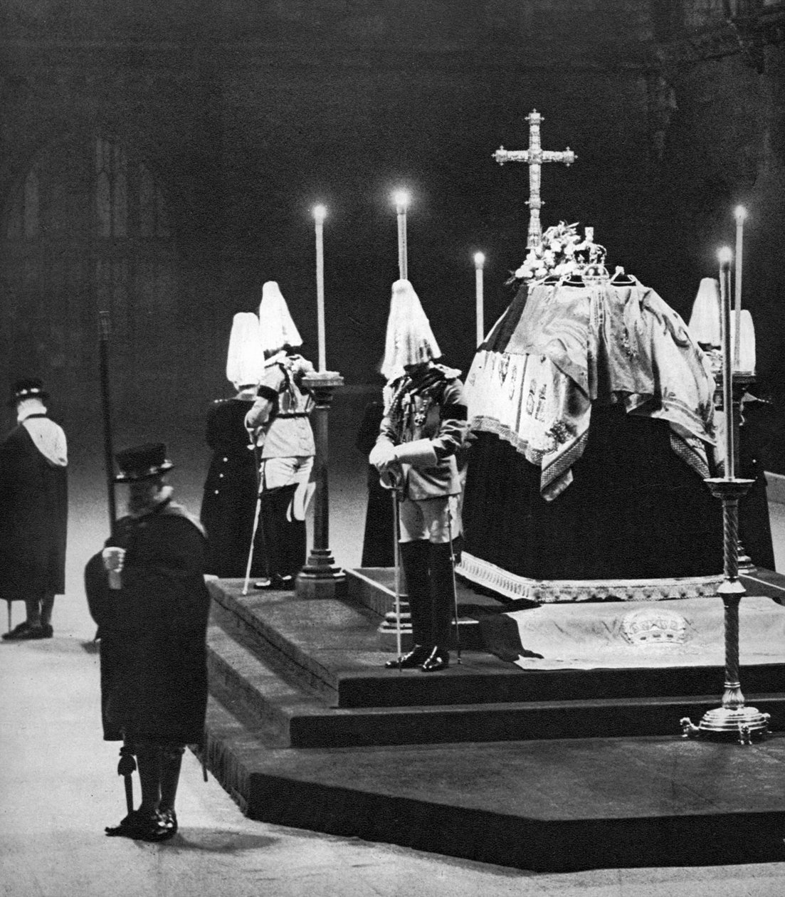 Król Jerzy V leżący w stanie w Westminster Hall w Londynie, styczeń 1936 r. autorstwa Unbekannt