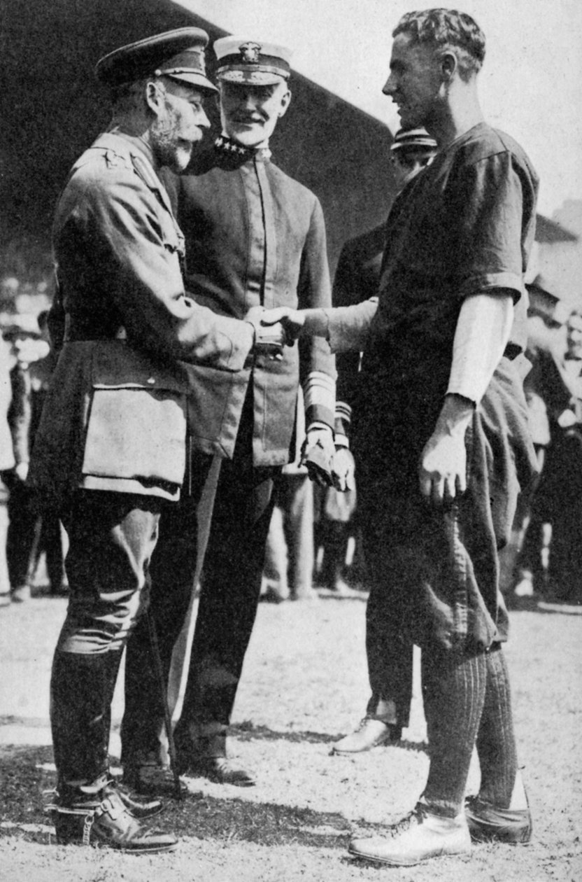 Król Jerzy V odbiera amerykańskiemu żołnierzowi, który grał w baseball, ok. 1910 1936 autorstwa Unbekannt