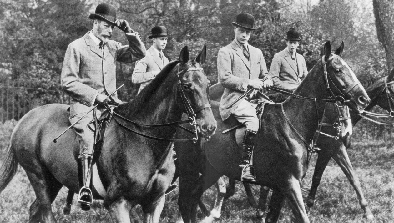 Król Jerzy V jedzie z synami w Windsor Great Park, ok. 1930 autorstwa Unbekannt
