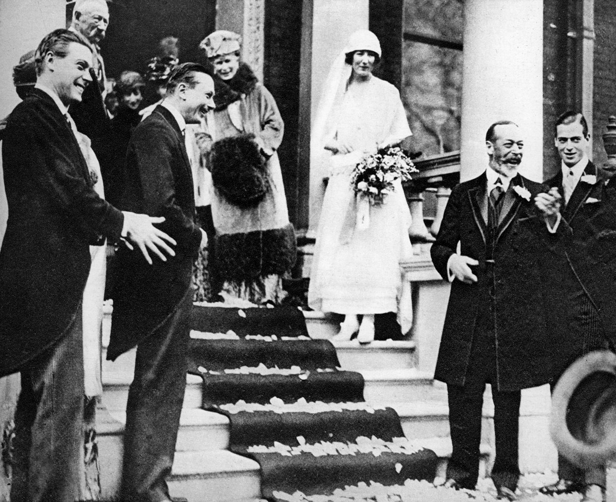 Król Jerzy V macha dobre życzenia księżniczce Maud, gdy wyjeżdża na miesiąc miodowy, 1923 autorstwa Unbekannt