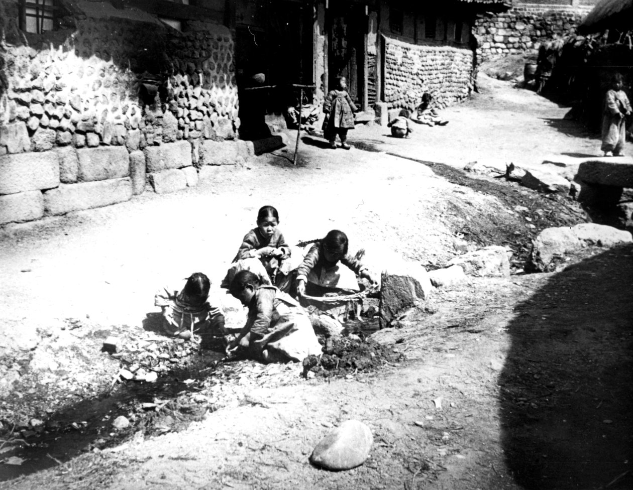 Koreańskie dzieci na ulicy, Nam San, Korea, 1900 autorstwa Unbekannt