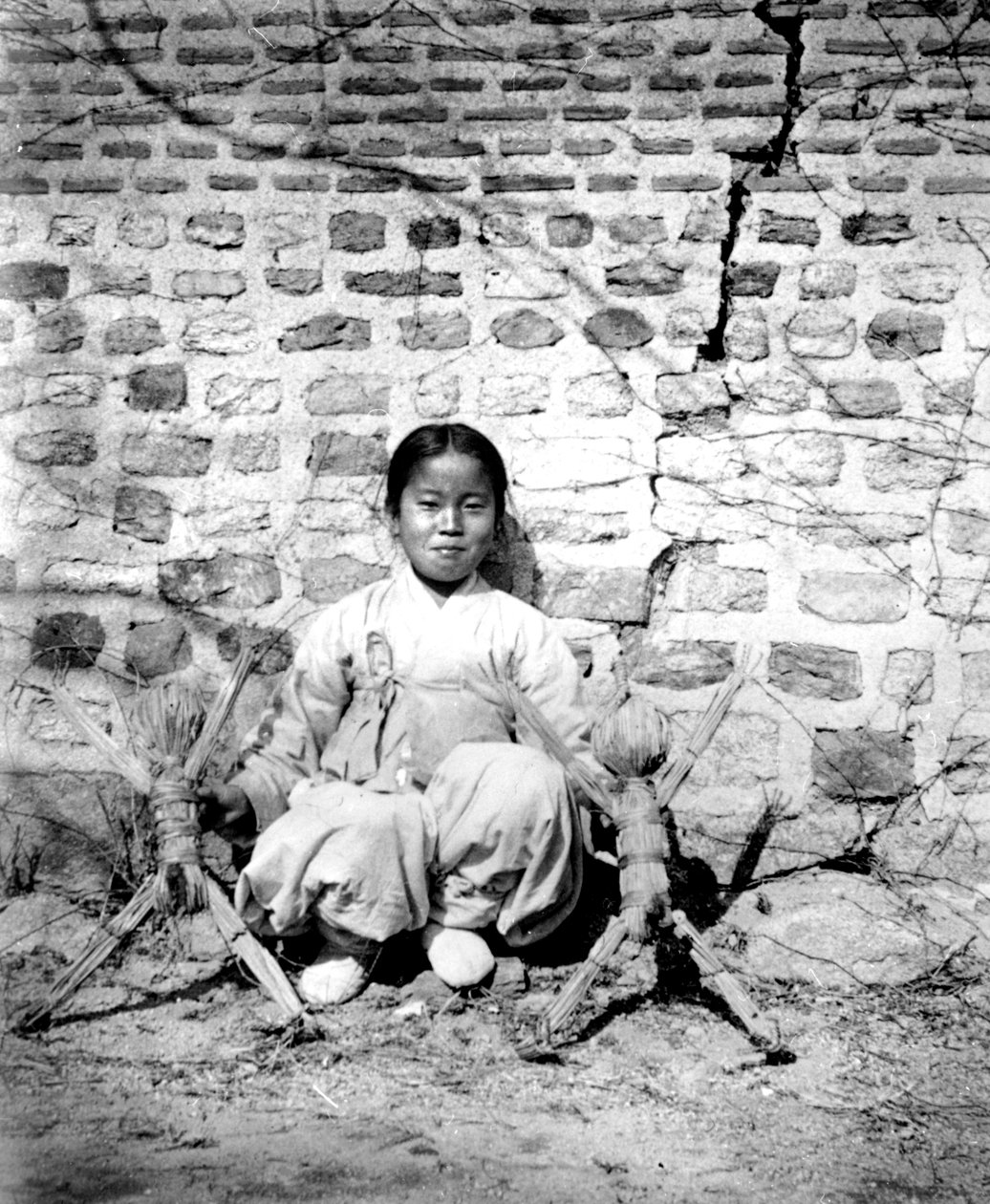 Koreańska dziewczyna z lalkami, 1900 autorstwa Unbekannt