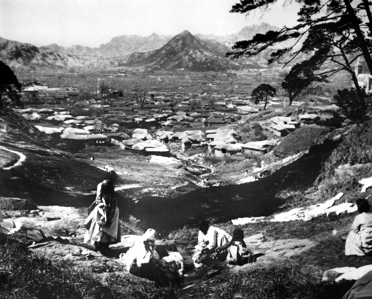 Koreanki na zboczu wzgórza, Seul, Korea, 1900 autorstwa Unbekannt