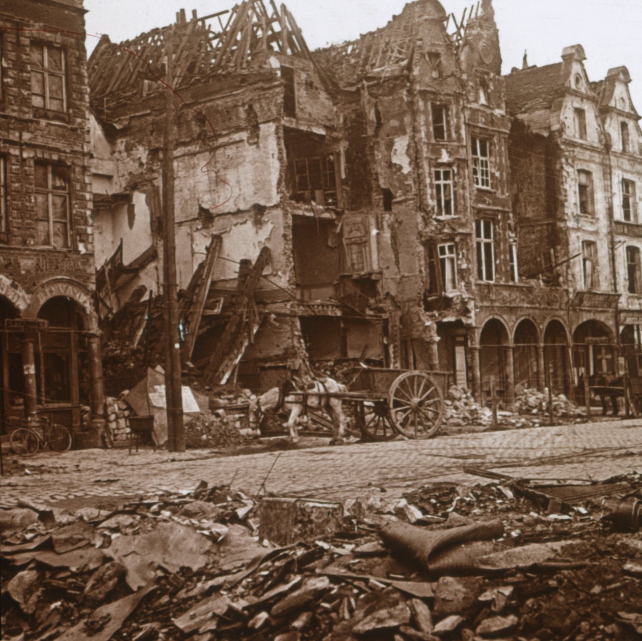 La Petite Place, Arras, północna Francja, c1914-c1918 autorstwa Unbekannt