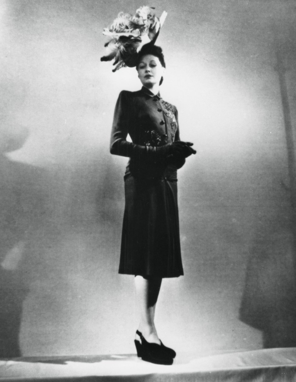La femme chic, strój francuskiego projektanta mody Jacquesa Fatha, Paryż, styczeń 1943 autorstwa Unbekannt