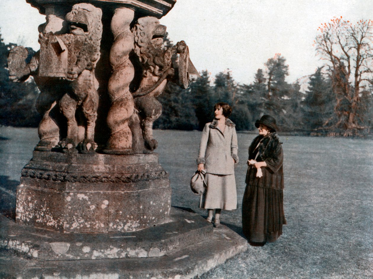Lady Elżbieta Bowes-Lyon i hrabina Strathmore, zamek Glamis, Szkocja, 1923 autorstwa Unbekannt