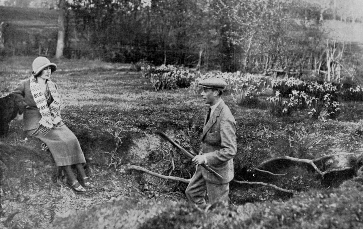 Lady Elizabeth Bowes-Lyon i książę Yorku w jej domu Hertfordshire niedaleko Welwyn, 1923 autorstwa Unbekannt