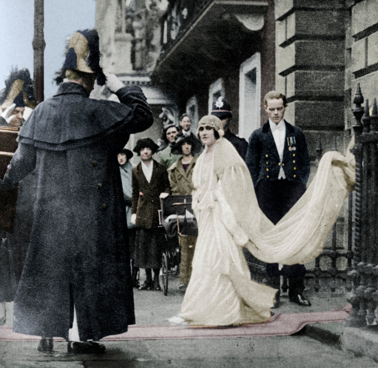 Lady Elizabeth Bowes-Lyon w drodze do ślubu w Opactwie Westminsterskim, 26 kwietnia 1923, 1937 autorstwa Unbekannt