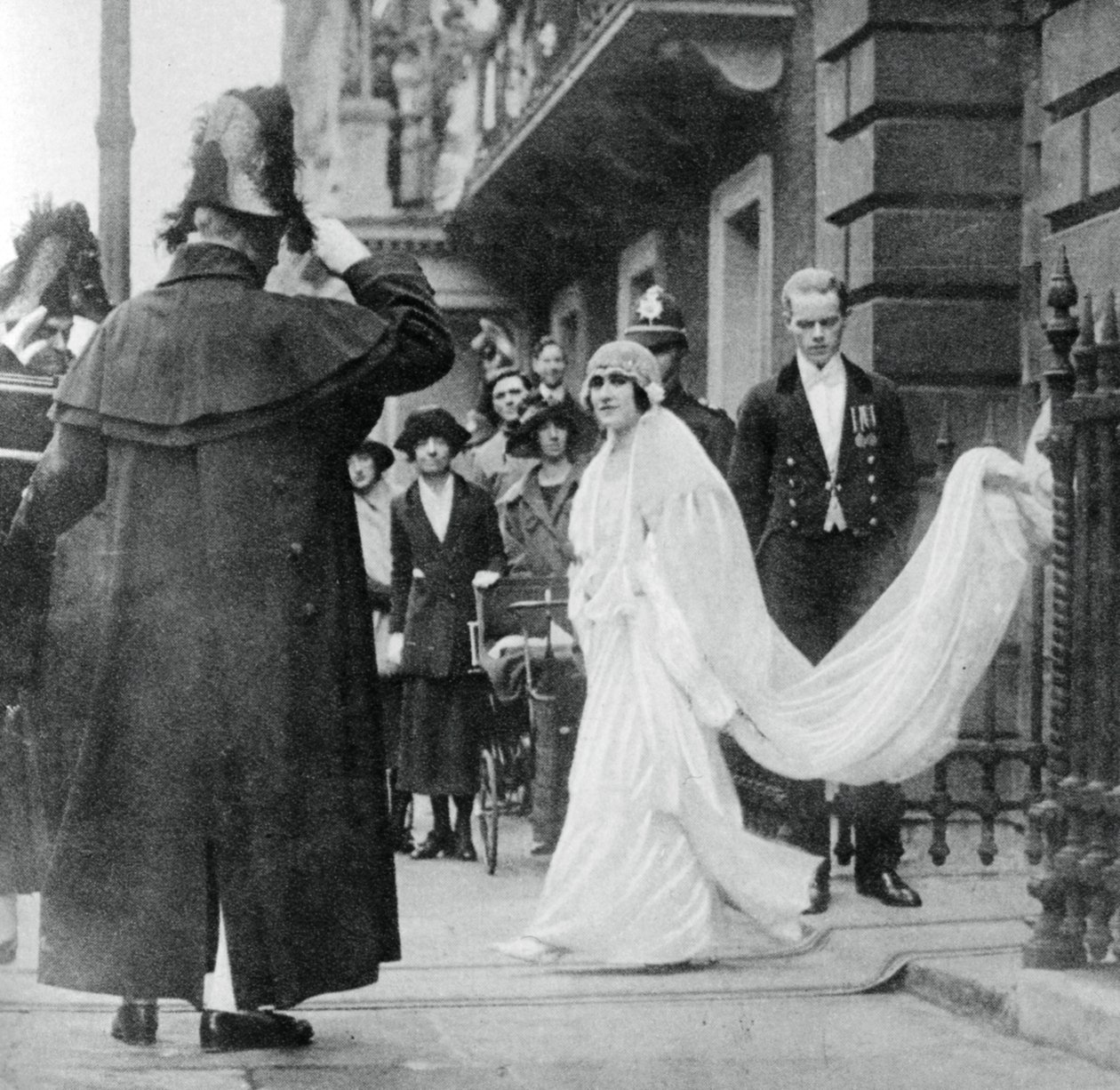 Lady Elizabeth Bowes-Lyon w drodze do ślubu w Opactwie Westminsterskim, 26 kwietnia 1923, 1937 autorstwa Unbekannt
