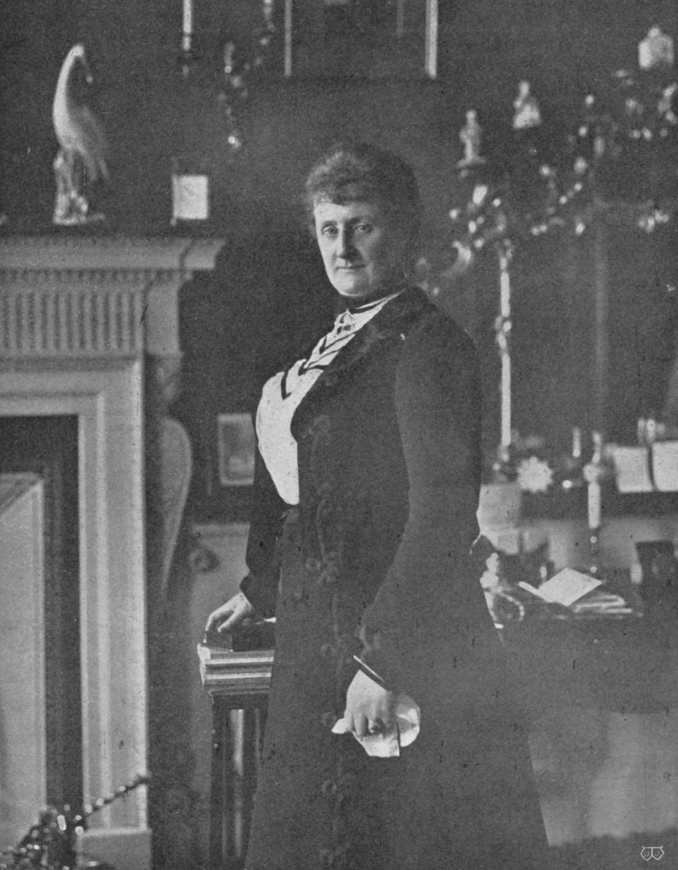 Lady Lansdowne przy swoim biurku, c1903, 1903 autorstwa Unbekannt