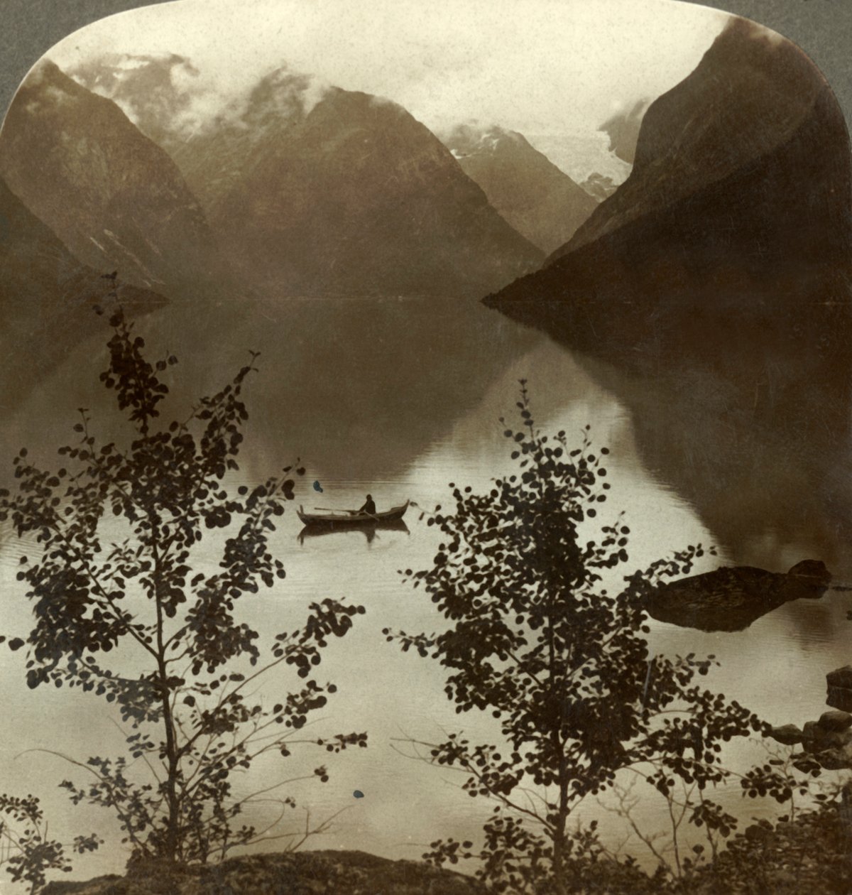 Jezioro Loen - zasilane przez lodowce na pokrytych chmurami górskich brzegach - Norwegia, c1905. autorstwa Unbekannt