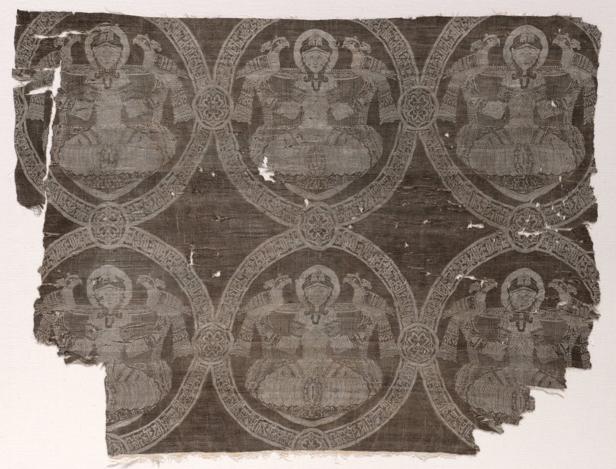 Fragment lampy z siedzącym księciem trzymającym sokoły w medalionach kufickich, 1654-1955. autorstwa Unbekannt