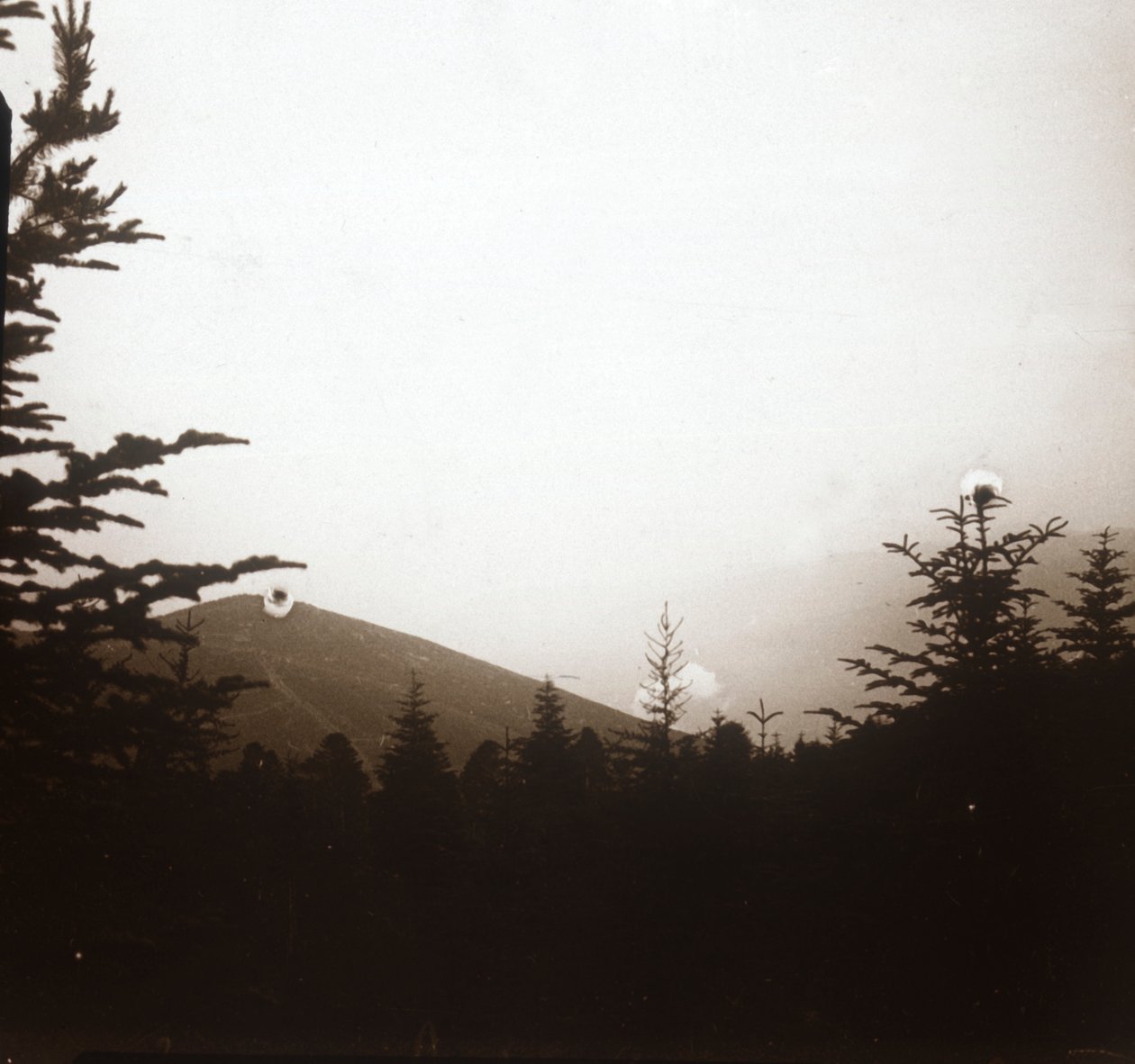Krajobraz, dym w oddali, Alzacja, c1914-c1918 autorstwa Unbekannt