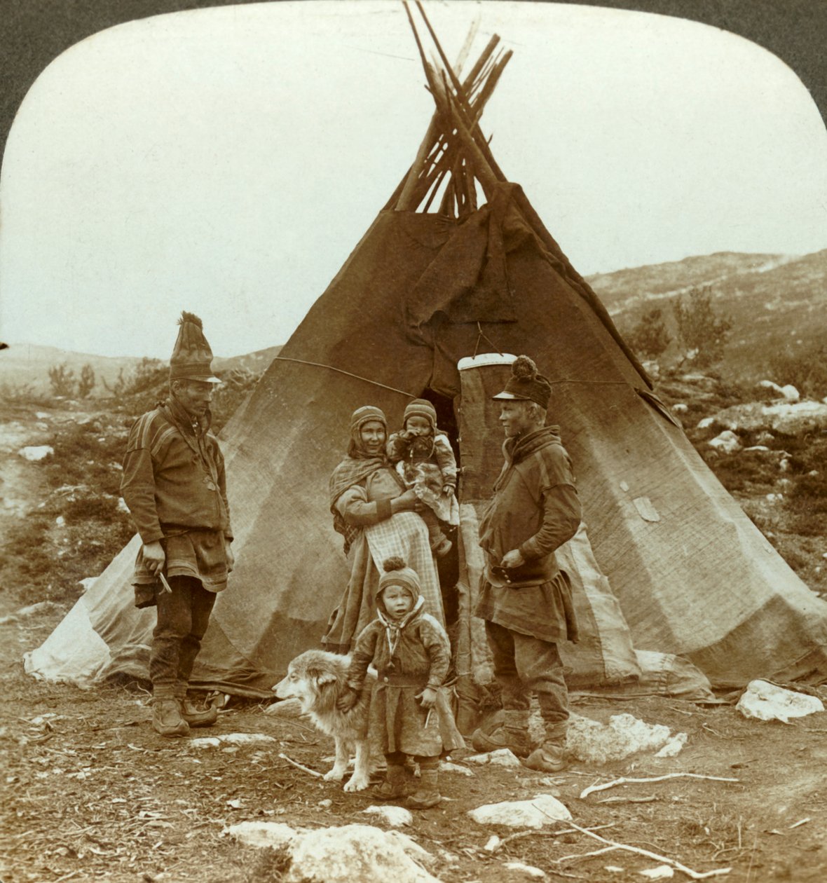 Lapońska rodzina i pies zaprzęgowy - poza ich letnim domem - na zboczu wzgórza w Norwegii, ok. 1905. autorstwa Unbekannt