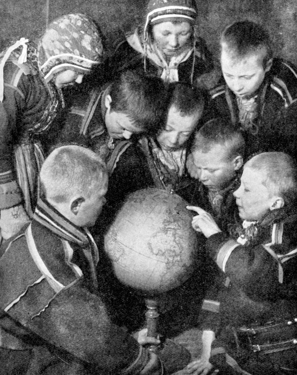 Lapońskie dzieci patrzące na kulę ziemską, 1936 autorstwa Unbekannt