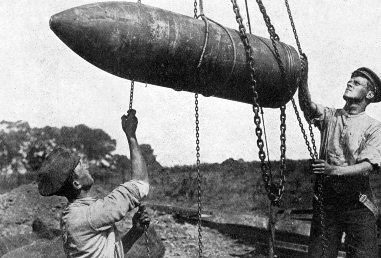 Duży pocisk w drodze na front, I wojna światowa, 1914-1916, c1920 autorstwa Unbekannt