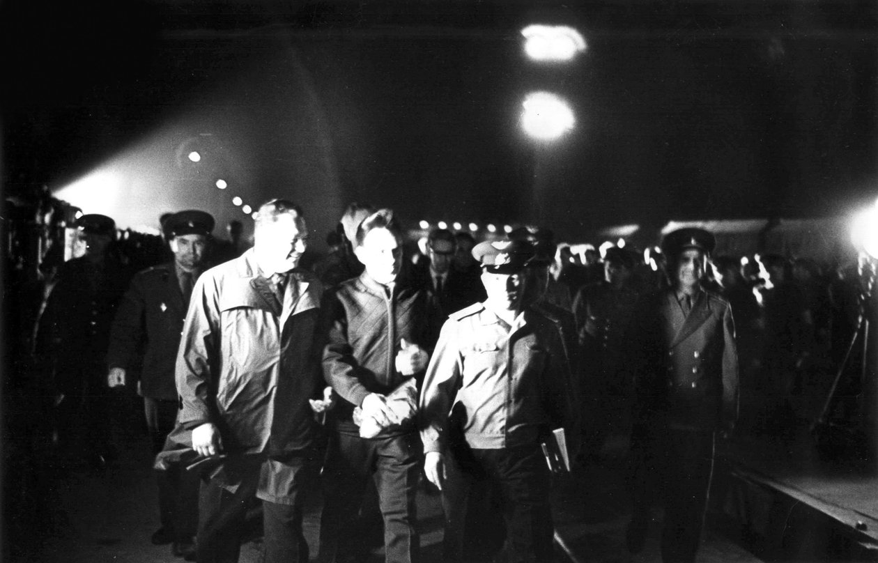 Ostatnie kroki rosyjskiego kosmonauty Władimira Komarowa, Kosmodrom Bajkonur, ZSRR, 23 kwietnia 1967 autorstwa Unbekannt