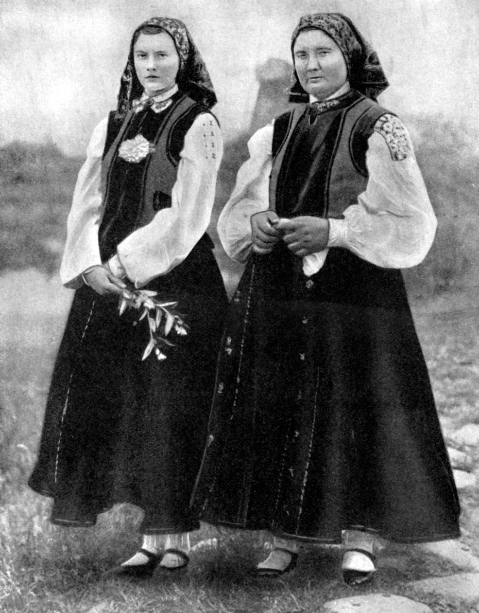 Łotewskie kobiety w tradycyjnych strojach, 1936 autorstwa Unbekannt