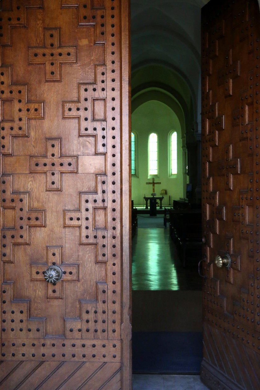 Le Plantay, Ain, Francja - opactwo Notre-Dame des Dombes. Główne drzwi kościoła. autorstwa Unbekannt