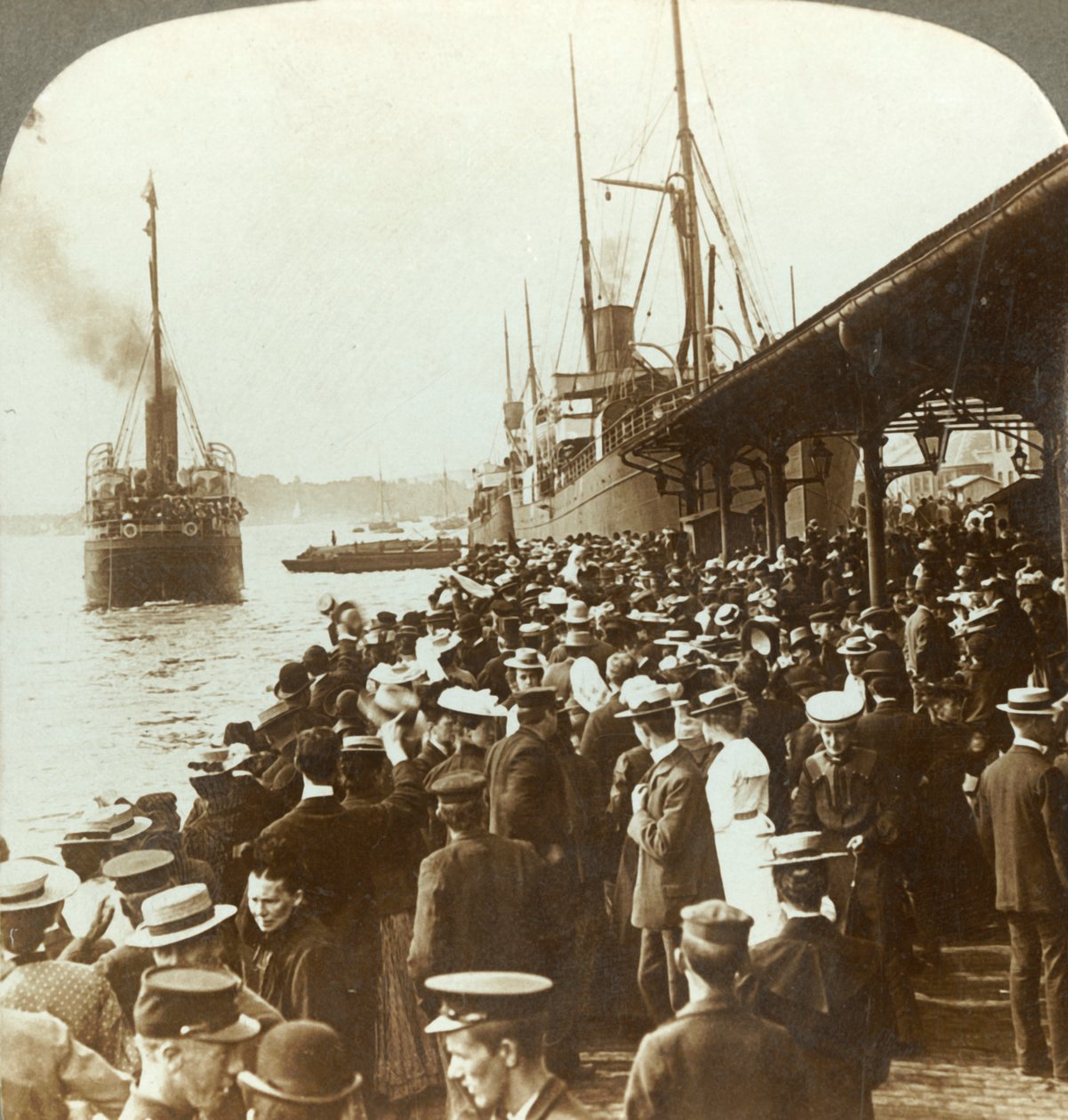 Opuszczenie starego domu i przyjaciół - machanie emigrantów do Ameryki, Christianii, Norwegii, ok. 1905. autorstwa Unbekannt