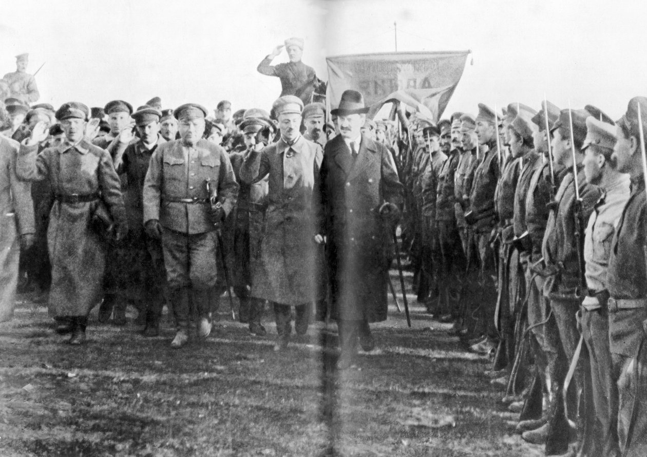 Leon Trocki, Ludowy Komisarz Wojenny, dokonujący przeglądu oddziałów Armii Czerwonej w Moskwie, Rosja, 1918 r. autorstwa Unbekannt