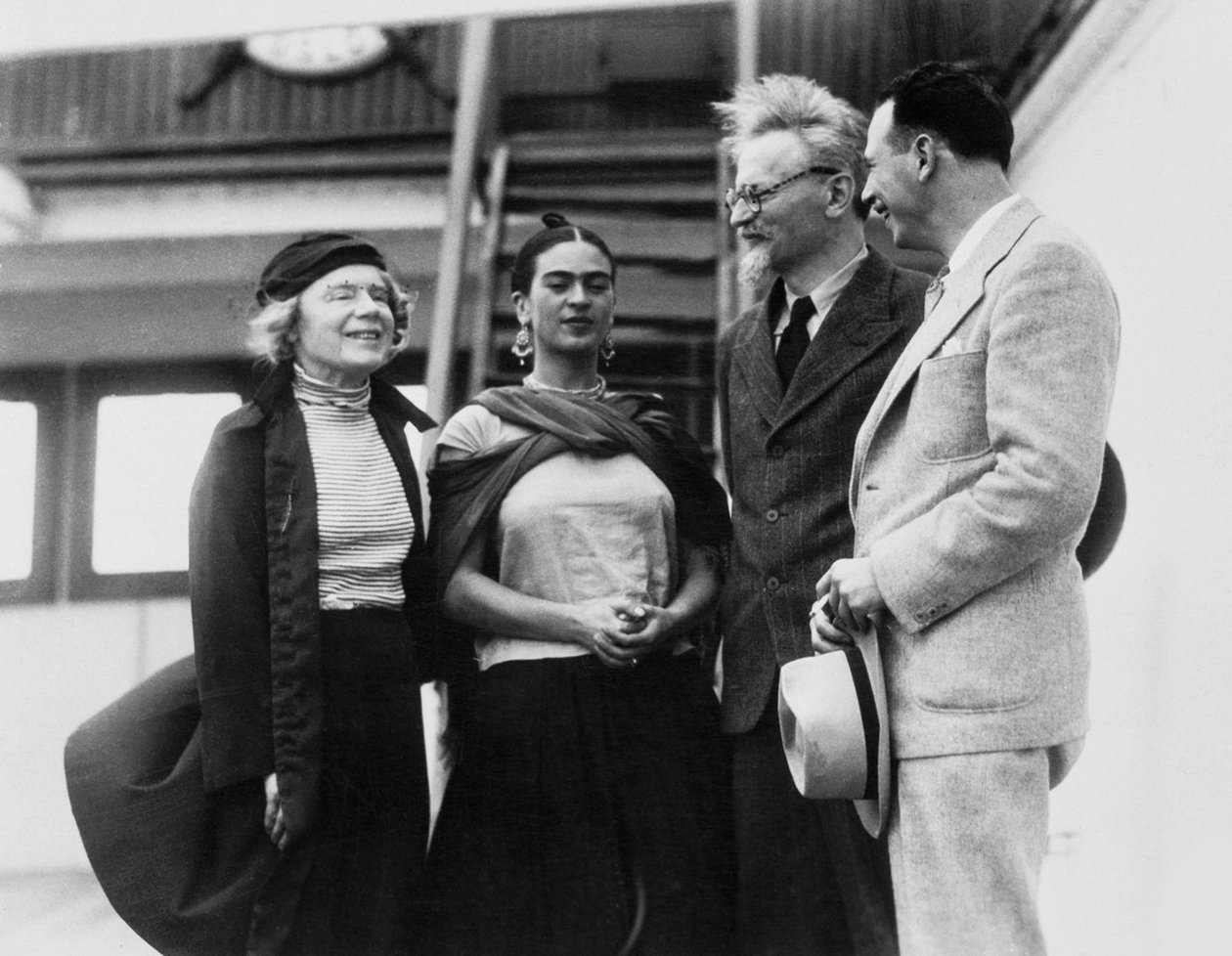 Leon Trocki z żoną Natalią Sedową i meksykańską artystką Fridą Kahlo, 1937 autorstwa Unbekannt