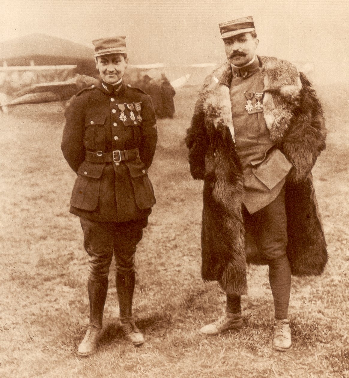 Porucznik Georges Guynemer i kapitan Felix Brocard, francuscy piloci myśliwców, 5 lutego 1916 r autorstwa Unbekannt
