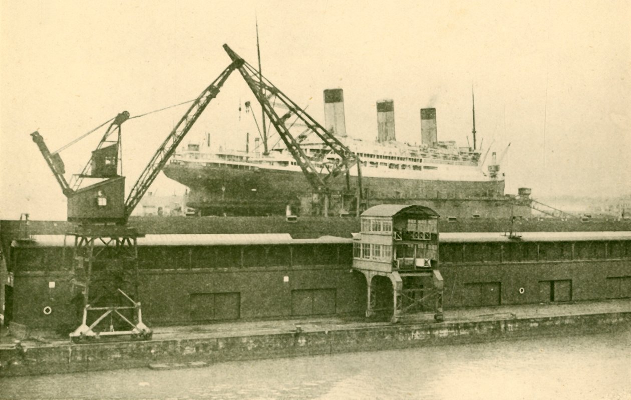 Podnoszenie majestatycznego 56 551 ton w pływającym doku w Southampton, ok. 1930. autorstwa Unbekannt