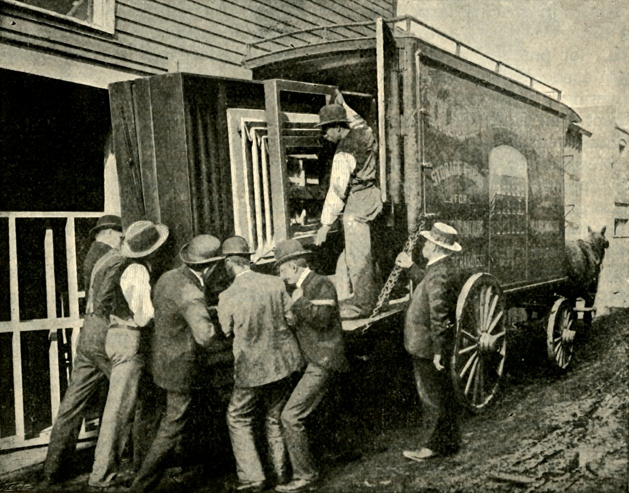 Ładowanie kamery do furgonetki w celu usunięcia, 1901. autorstwa Unbekannt