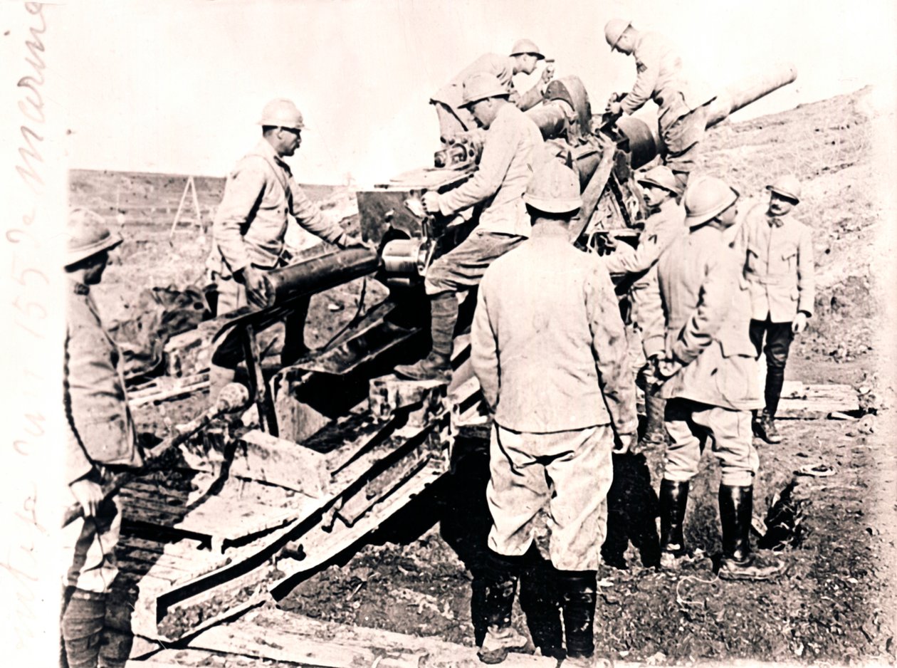 Ładowanie pocisku do działa 155 mm, c1914-c1918 autorstwa Unbekannt