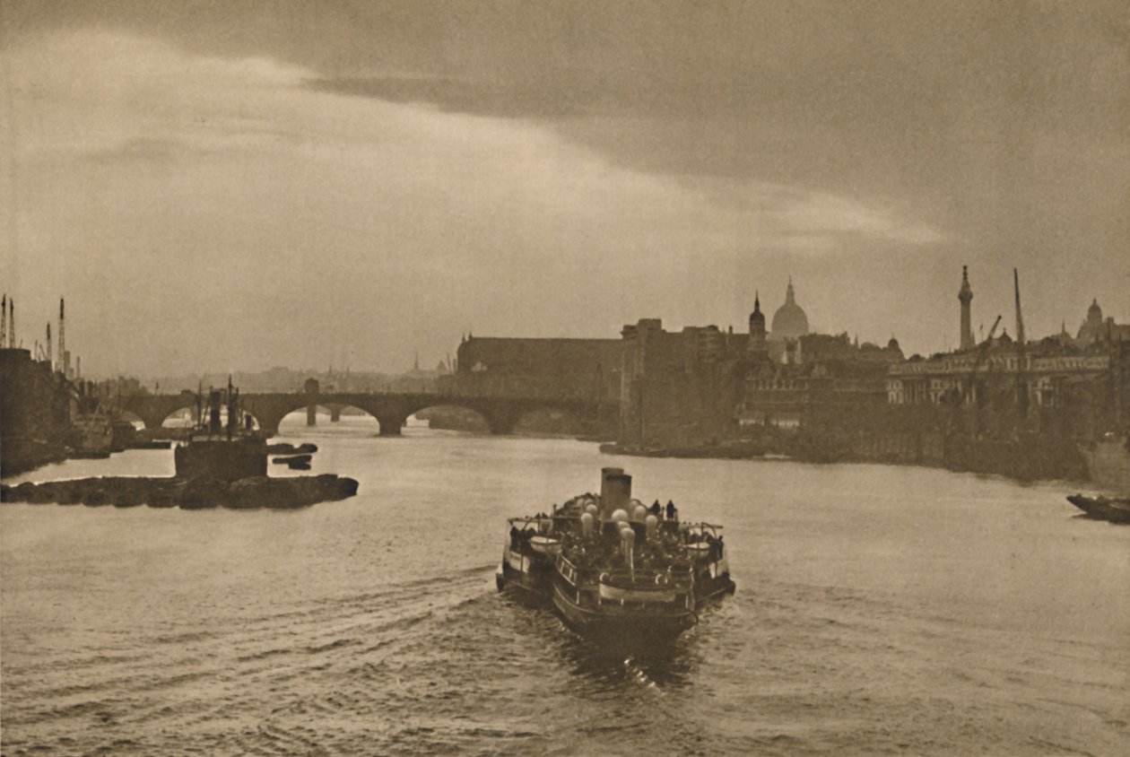 London-On-Sea: Codzienna wycieczka łodzią kieruje się ku zachodowi słońca po powrocie z Margate, c1935. autorstwa Unbekannt