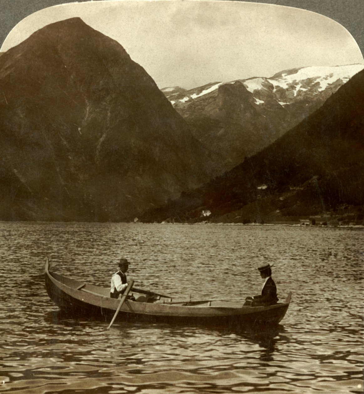 Patrząc przez Essefjord od Tjugum do pokrytego lodem Kjeipen, Norwegia, ok. 1905. autorstwa Unbekannt