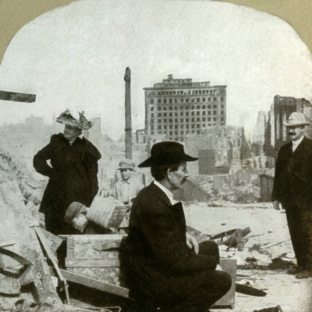 Patrząc na wschód od rogu Pine i Stockton, pokazując ruiny Mills Building, 1906. autorstwa Unbekannt
