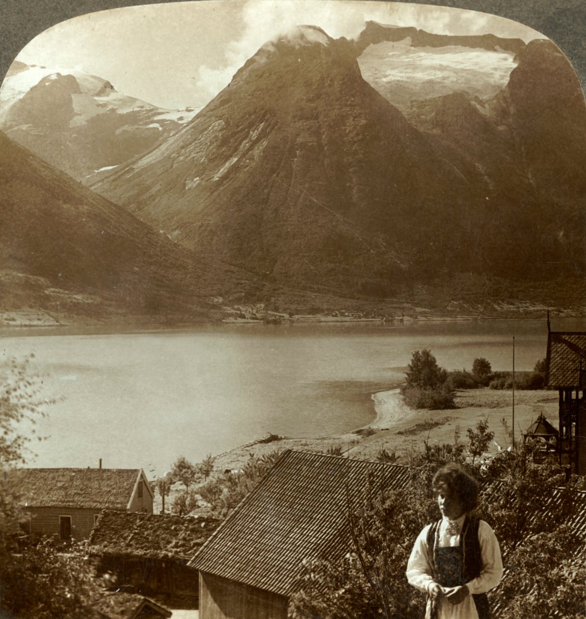 Patrząc z Hjelle przez ciche jezioro Strynns na strome lodowce Góry Skaala, Norwegia, ok. 1905 r. autorstwa Unbekannt