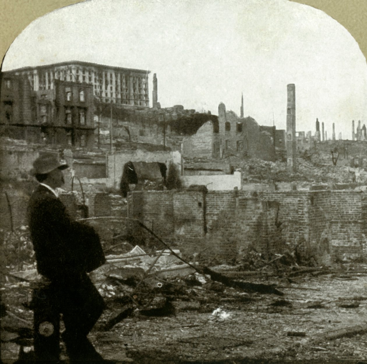 Patrząc na północ w górę Mason St. od Eddy - Ruiny hotelu Fairmont wartego 4 000 000 dolarów, 1906 r. autorstwa Unbekannt