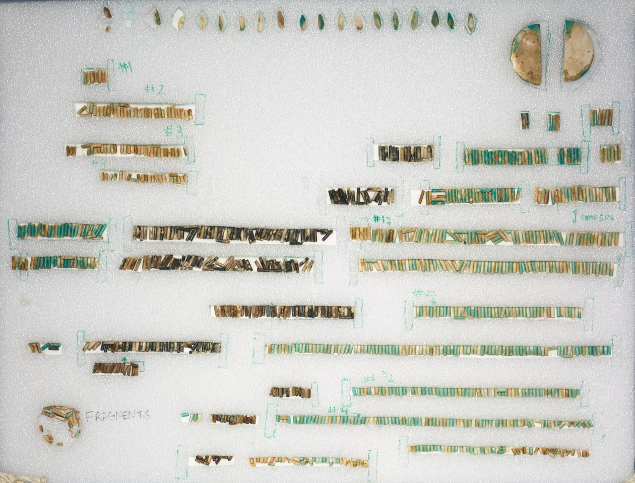 Luźne koraliki i dwa terminale, 1980-1801 pne. autorstwa Unbekannt