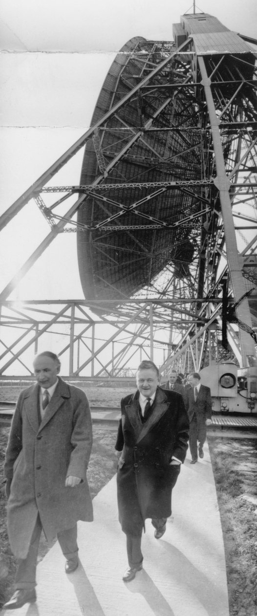 Lord Hailsham i profesor Alfred Lovell w Jodrell Bank, Cheshire, marzec 1960 autorstwa Unbekannt