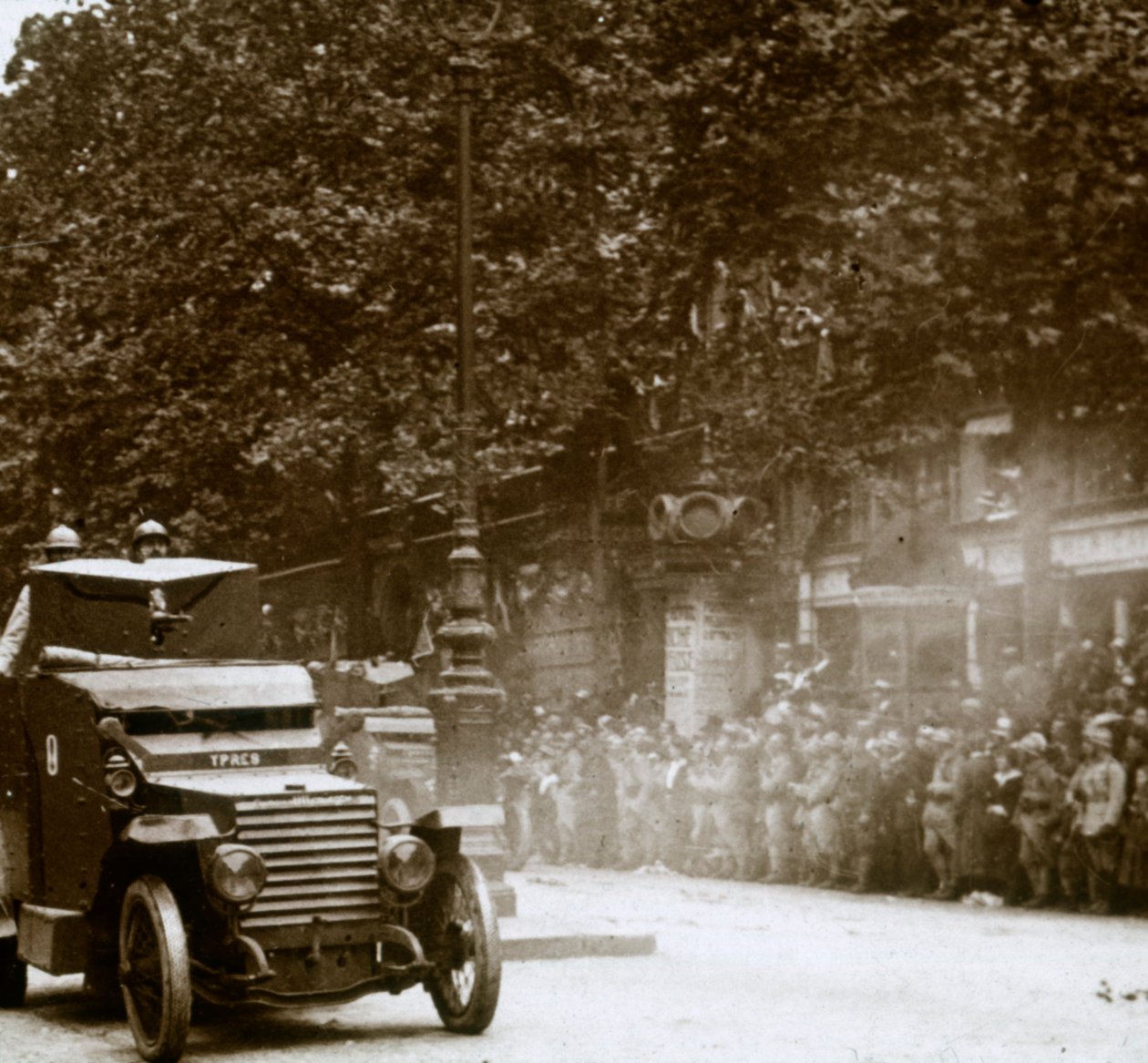Karabin maszynowy zamontowany w pojeździe pancernym, parada zwycięstwa, c1918 autorstwa Unbekannt