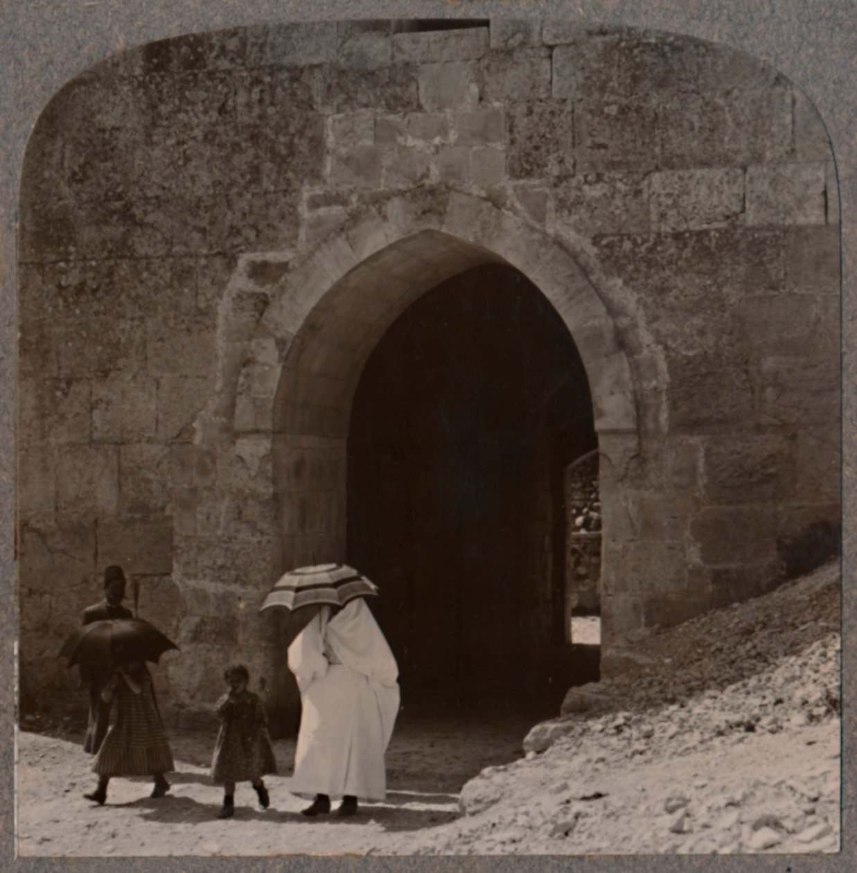 Kobiety mahometan wjeżdżają do Jerozolimy przez Bramę Heroda, ok. 1900 autorstwa Unbekannt