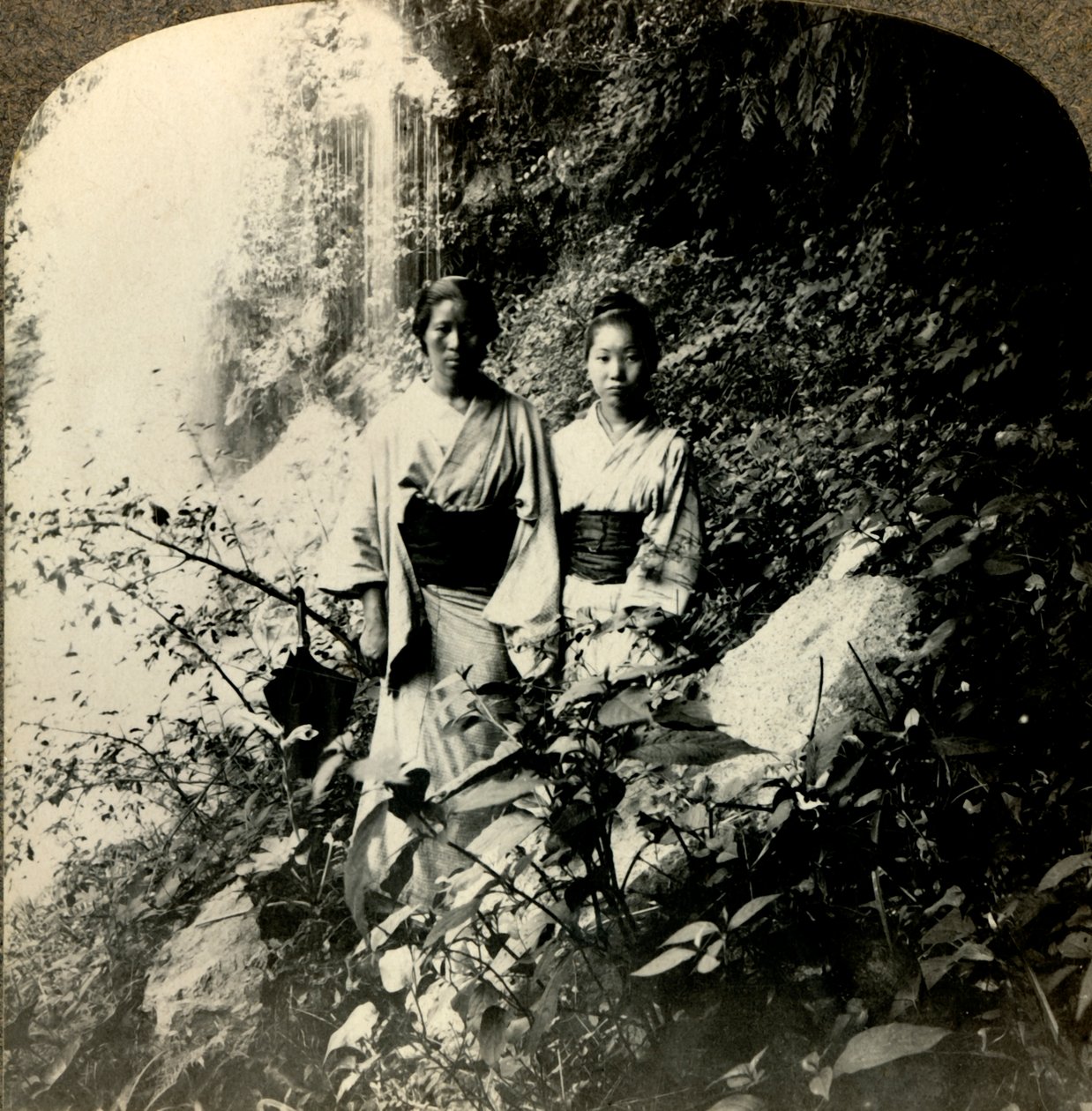 Panny z Kraju Kwitnącej Wiśni, pod wodospadami Kogijoku..., ok. 1900. . autorstwa Unbekannt