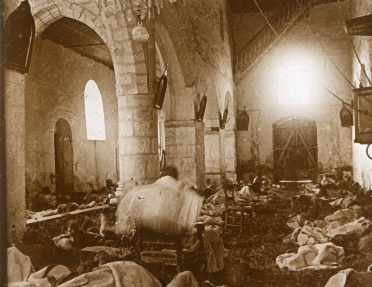 Prowizoryczny szpital w kościele, Marne, północna Francja, 1914 autorstwa Unbekannt