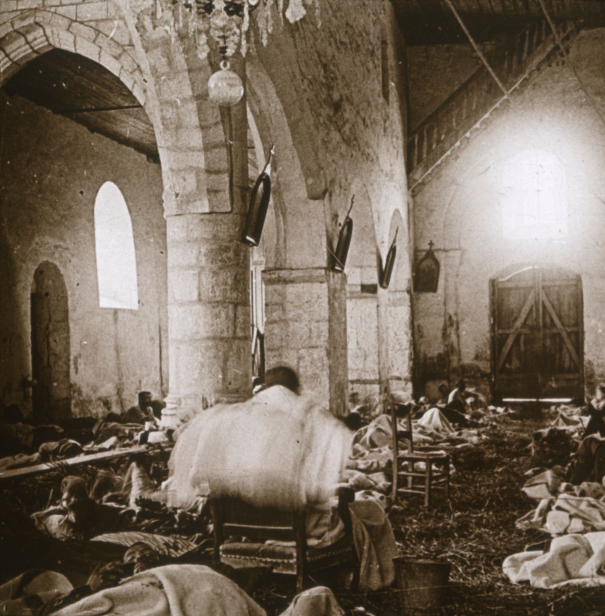 Prowizoryczny szpital w kościele, Marne, północna Francja, 1914 autorstwa Unbekannt