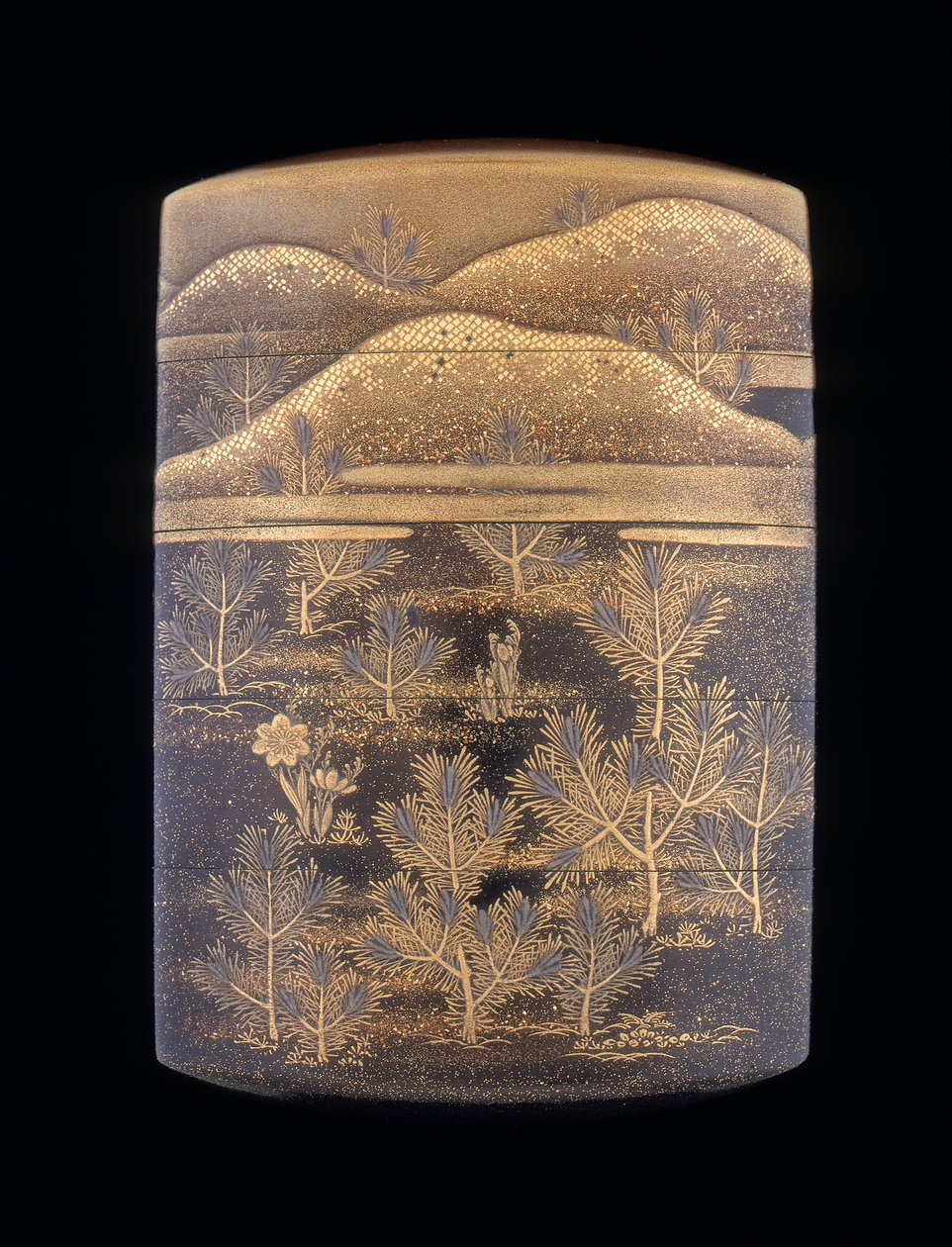 Laka makie inro zdobiona stylizowanymi sosnami i wzgórzami, późny okres Edo, Japonia, 1750-1850 autorstwa Unbekannt