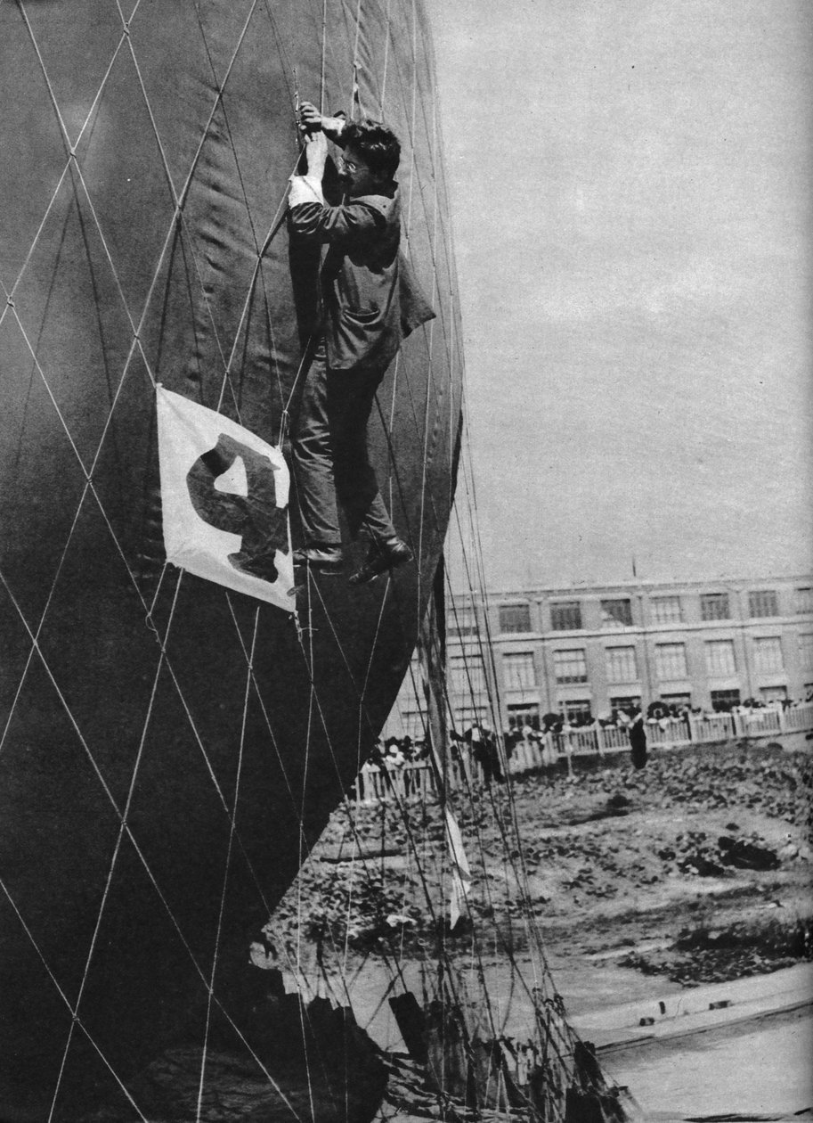 Dokonywanie poprawek w siatce balonu przed przymocowaniem kosza, c1935 c1937 autorstwa Unbekannt
