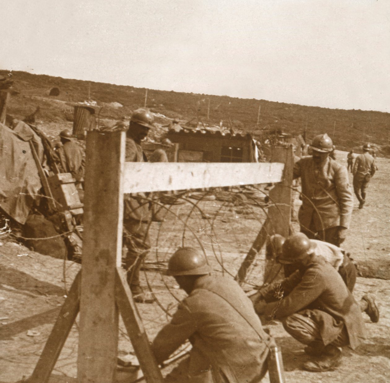 Robienie drutu kolczastego, c1914-c1918 autorstwa Unbekannt