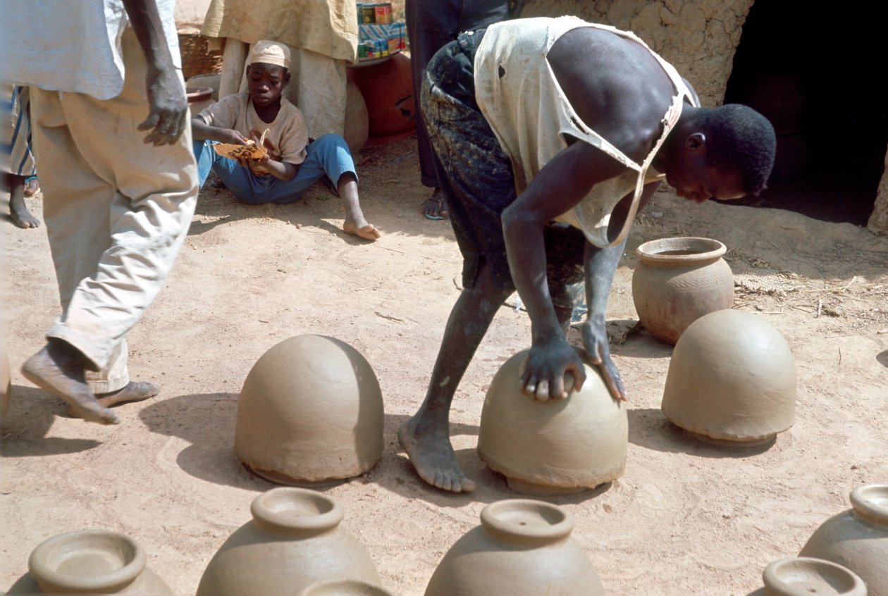 Robienie garnków bez koła, Nigeria, c1966 autorstwa Unbekannt