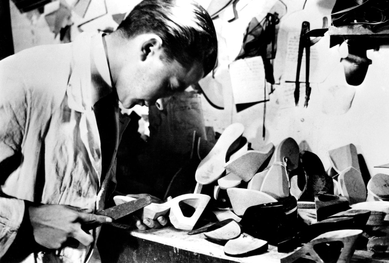 Wyrabianie drewnianych podeszew butów, okupowany przez Niemców Paryż, luty 1941 autorstwa Unbekannt