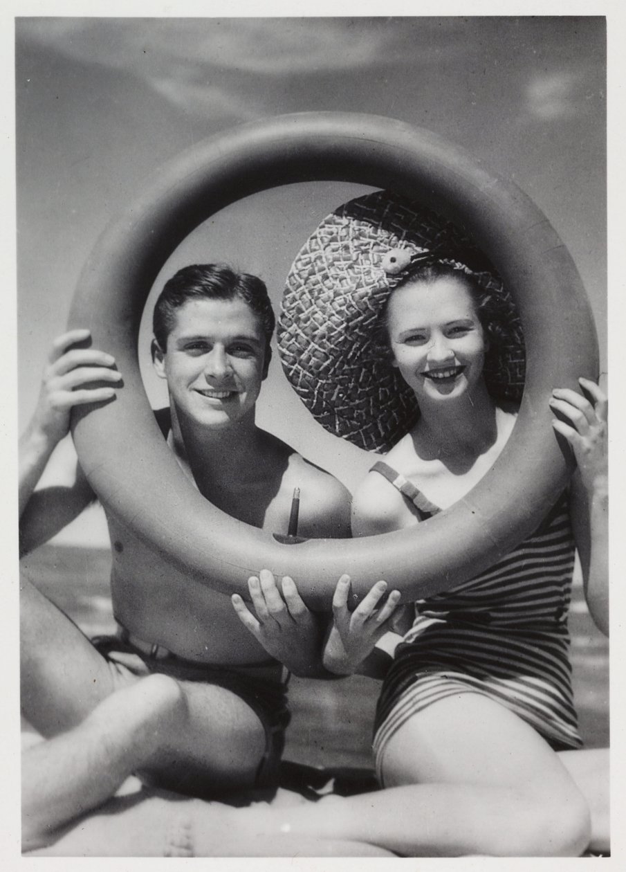 Mężczyzna i kobieta patrzący przez gumowy pierścień na plaży, ok. 1935 r autorstwa Unbekannt