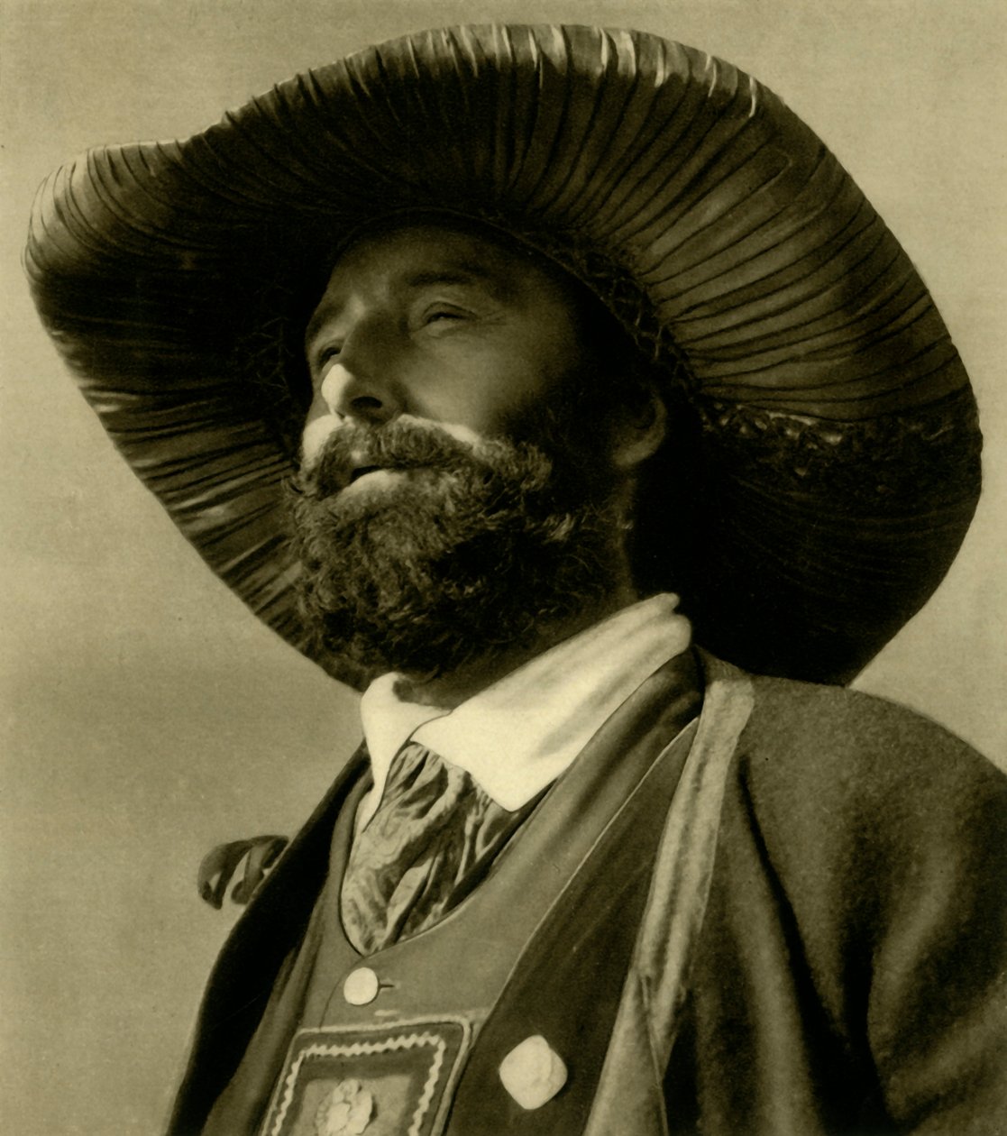 Mężczyzna w tradycyjnym stroju, Tyrol, Austria, c1935. autorstwa Unbekannt
