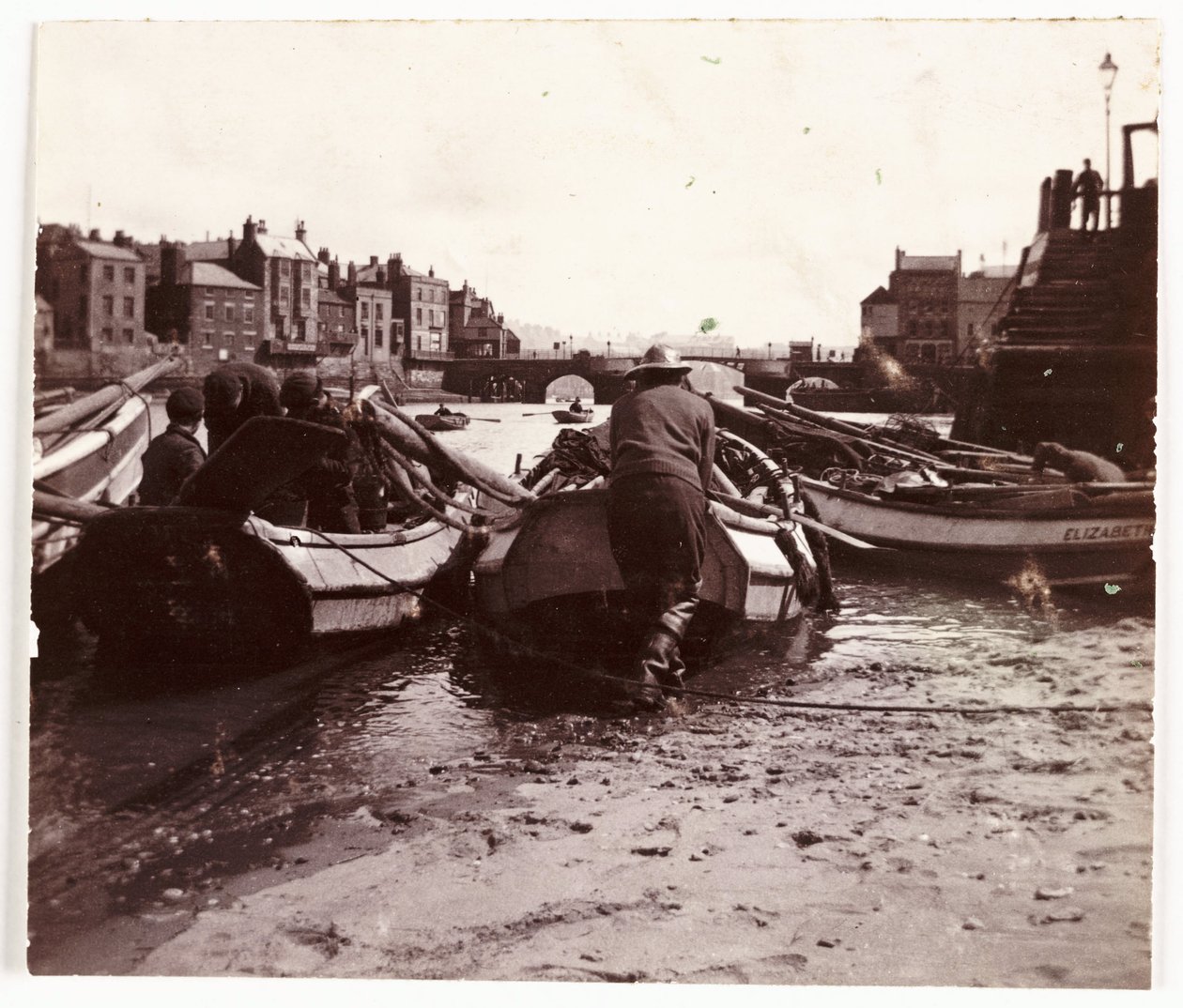 Mężczyzna wodujący łódź rybacką, port Whitby, ok. 1901 r. autorstwa Unbekannt